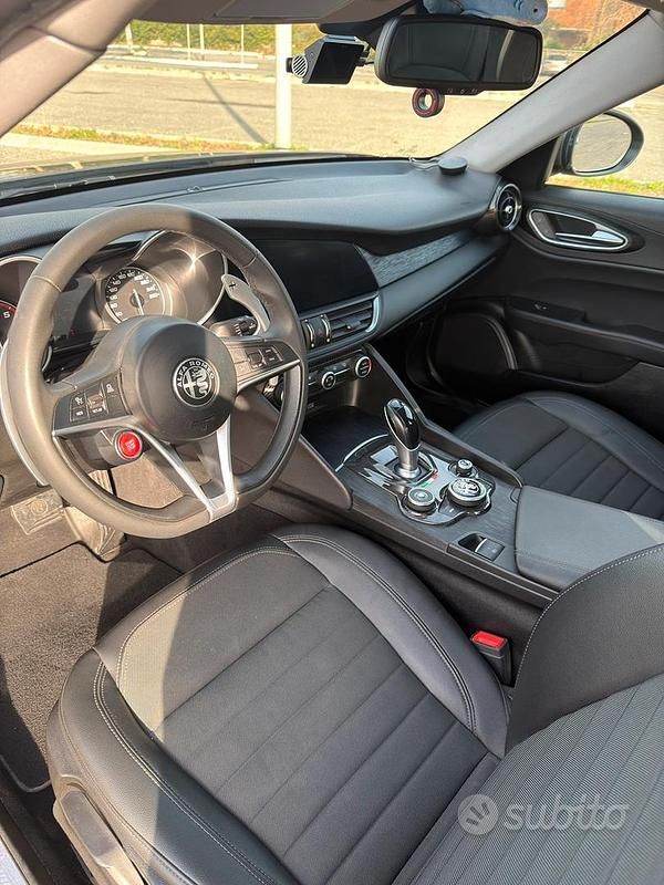 Usata Alfa Romeo Giulia Executive 160 CV (117 kW) 2019 Grigio Berlina