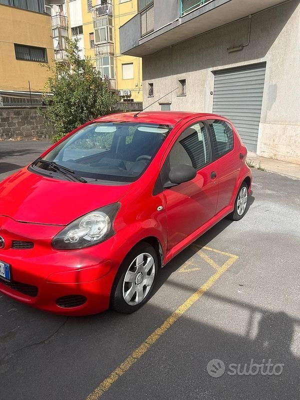 Usata Toyota Aygo Connect Style 69 CV (50 kW) 2012 Rosso Utilitaria