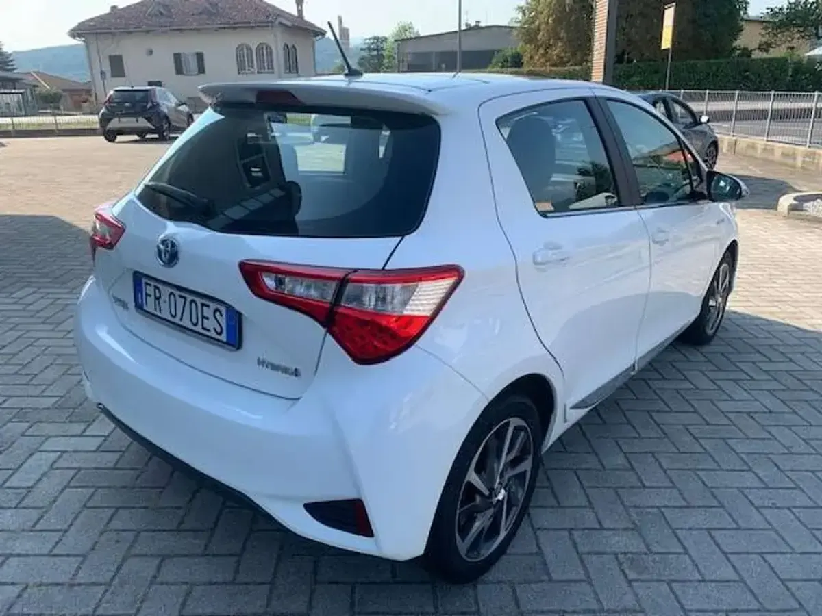 Usata Toyota Yaris Hybrid Style 101 CV (74 kW) 2018 Bianco Berlina