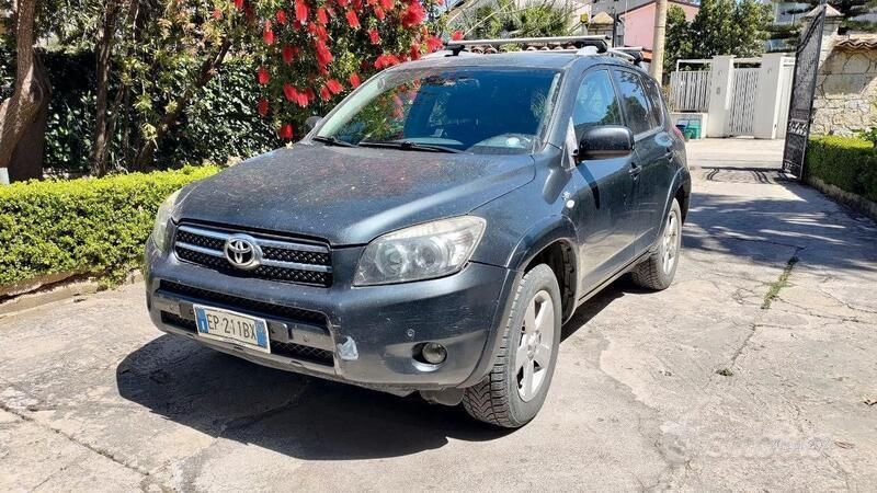 Grigio Usata 2008 Toyota RAV4 SUV | 4000 € (Ottimo prezzo) - Immagine 1/4