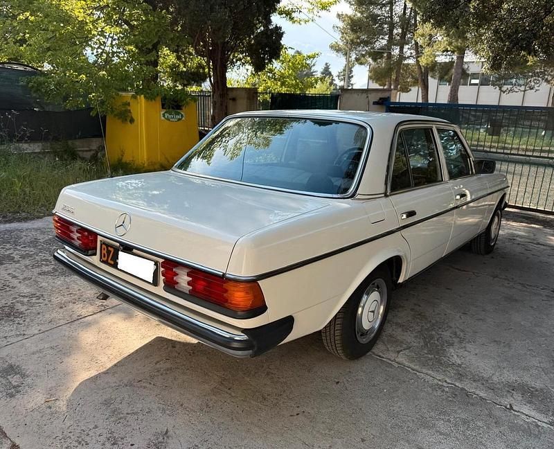 Usata Mercedes 200 94 CV (69 kW) 1979 Bianco Berlina