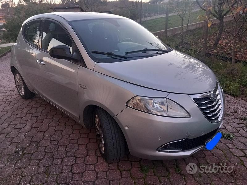 Usata Lancia Ypsilon 95 CV (69 kW) 2016 Grigio Utilitaria