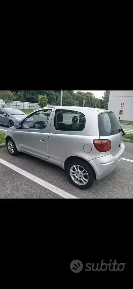 Usata Toyota Yaris 65 CV (47 kW) 2005 Grigio Utilitaria