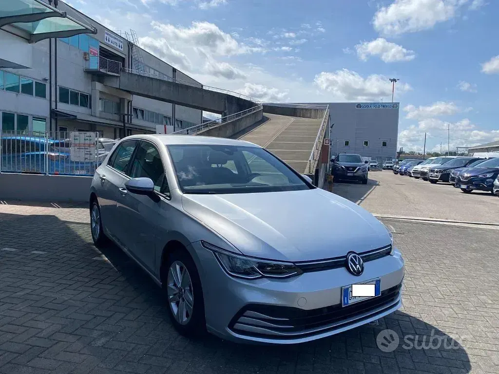 Usata VW Golf VIII Life 131 CV (96 kW) 2023 Grigio Berlina
