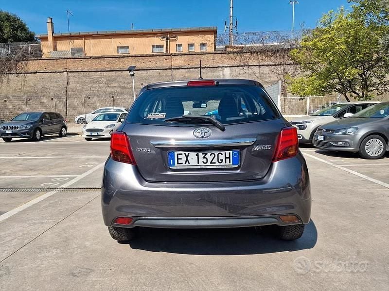 Usata Toyota Yaris Lounge 69 CV (50 kW) 2014 Grigio Utilitaria