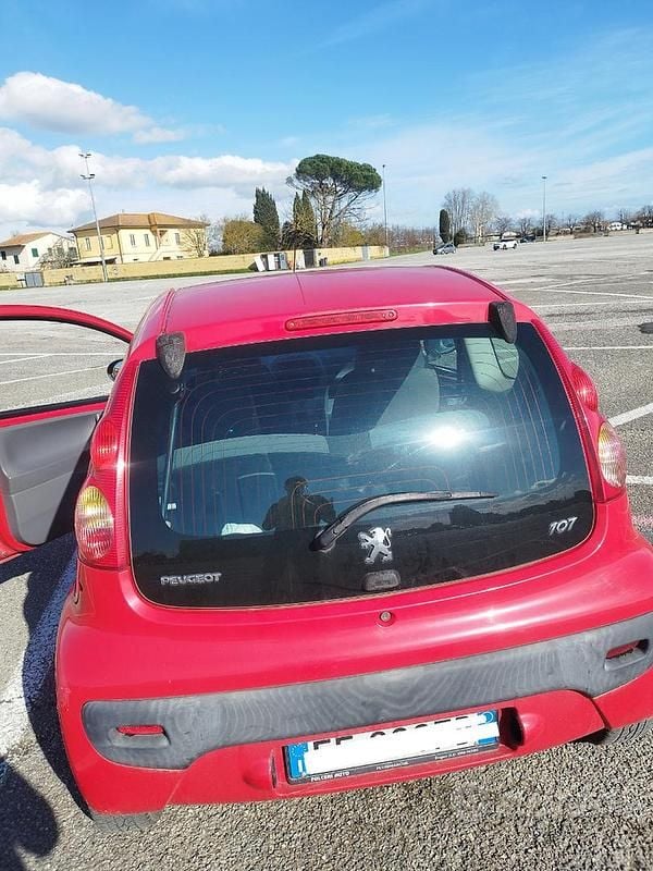 Usata Peugeot 107 Access 68 CV (50 kW) 2011 Rosso Utilitaria