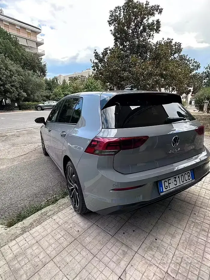 Usata VW Golf VIII Life 131 CV (96 kW) 2021 Grigio Berlina
