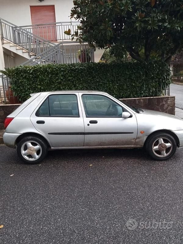Usata Ford Fiesta 1998 Grigio Berlina