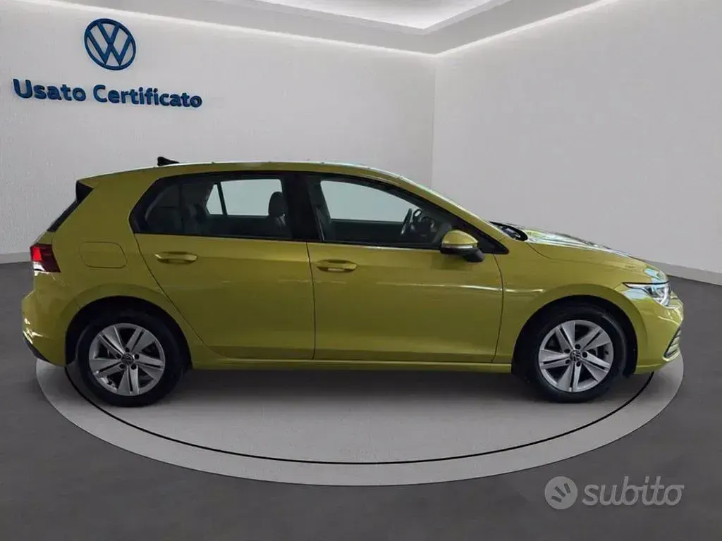 Usata VW Golf VIII Life 110 CV (80 kW) 2023 Giallo Berlina