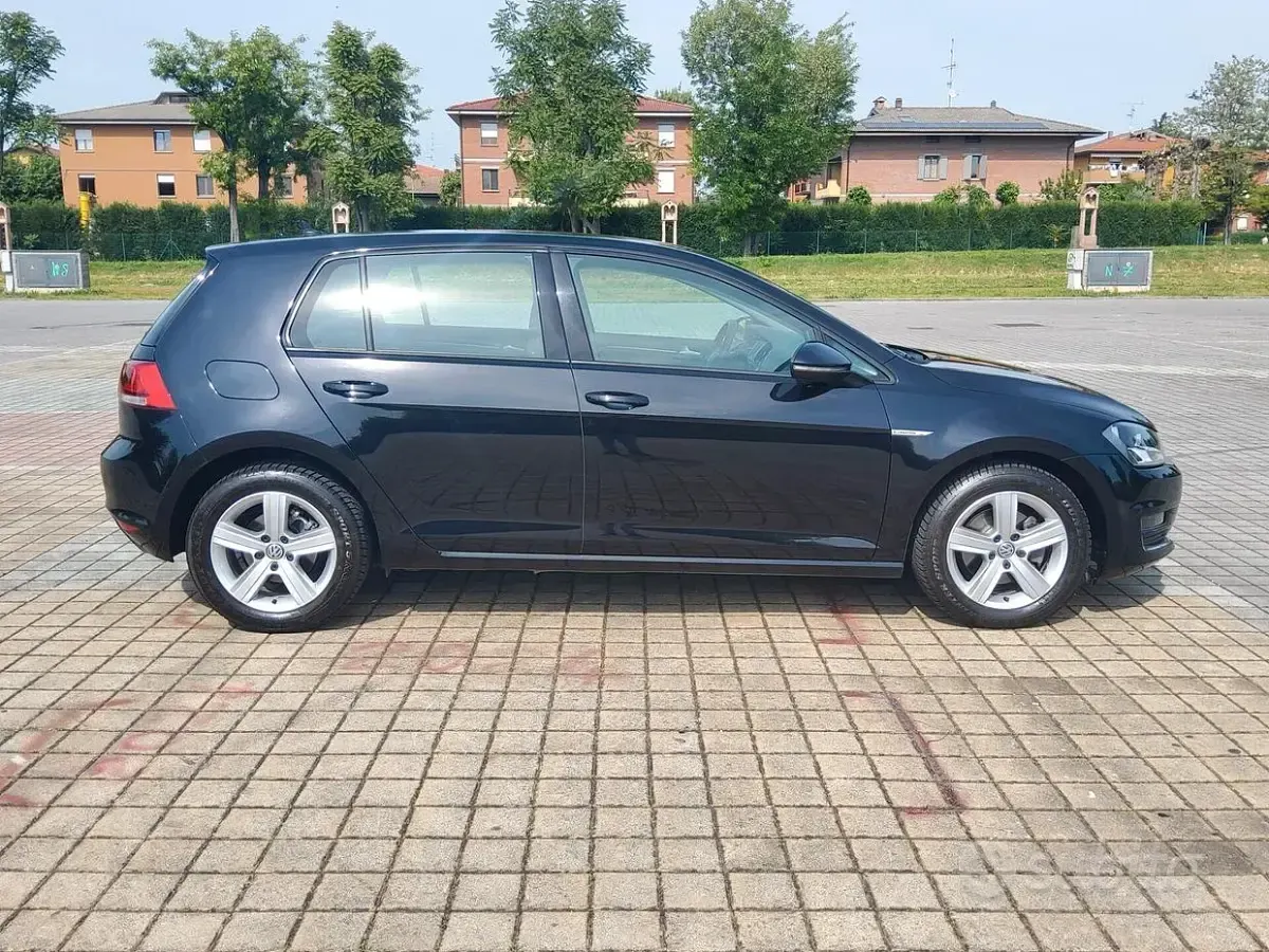 Usado VW Golf VII Comfortline 110 HP (80 kW) 2015 Preto Sedan