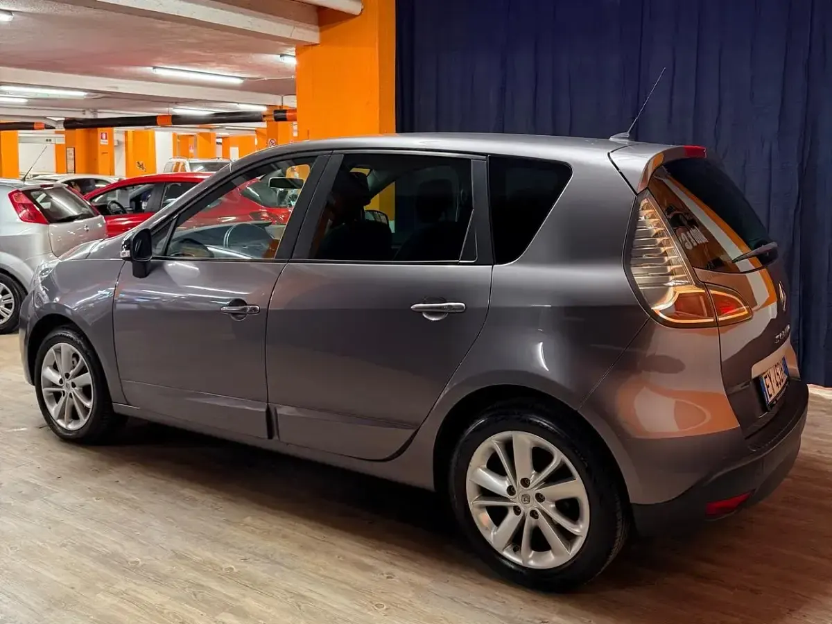 Usata Renault Scénic III XMOD 110 CV (80 kW) 2015 Grigio Monovolume