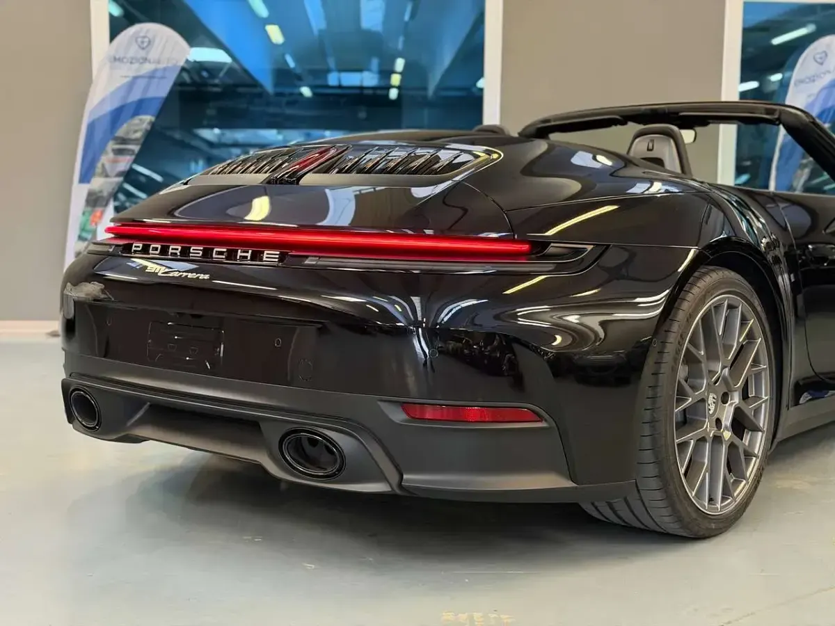 Usata Porsche 911 Carrera Cabriolet 394 CV (289 kW) 2025 Nero jet met Cabrio