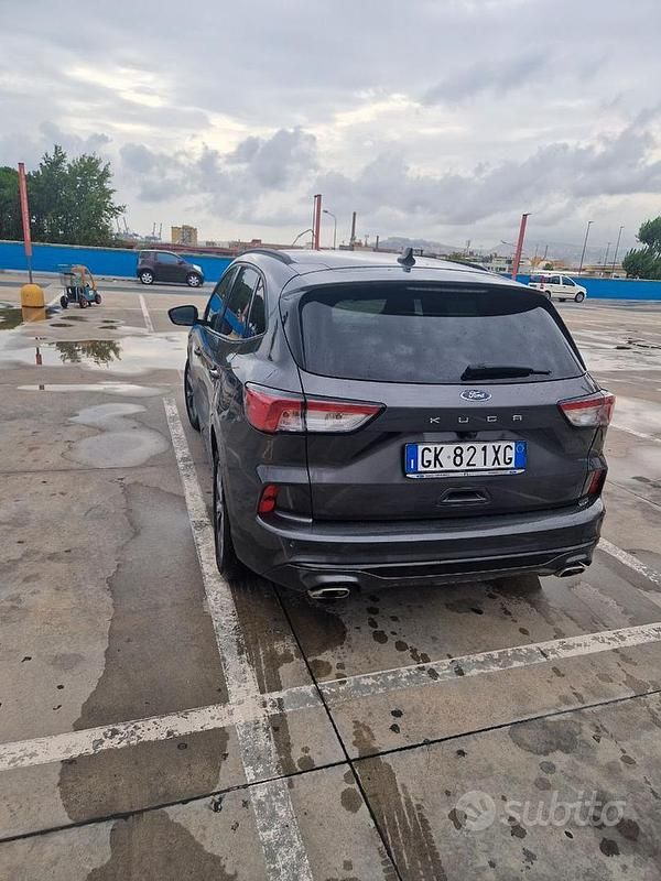 Usata Ford Kuga 120 CV (88 kW) 2022 Marrone SUV