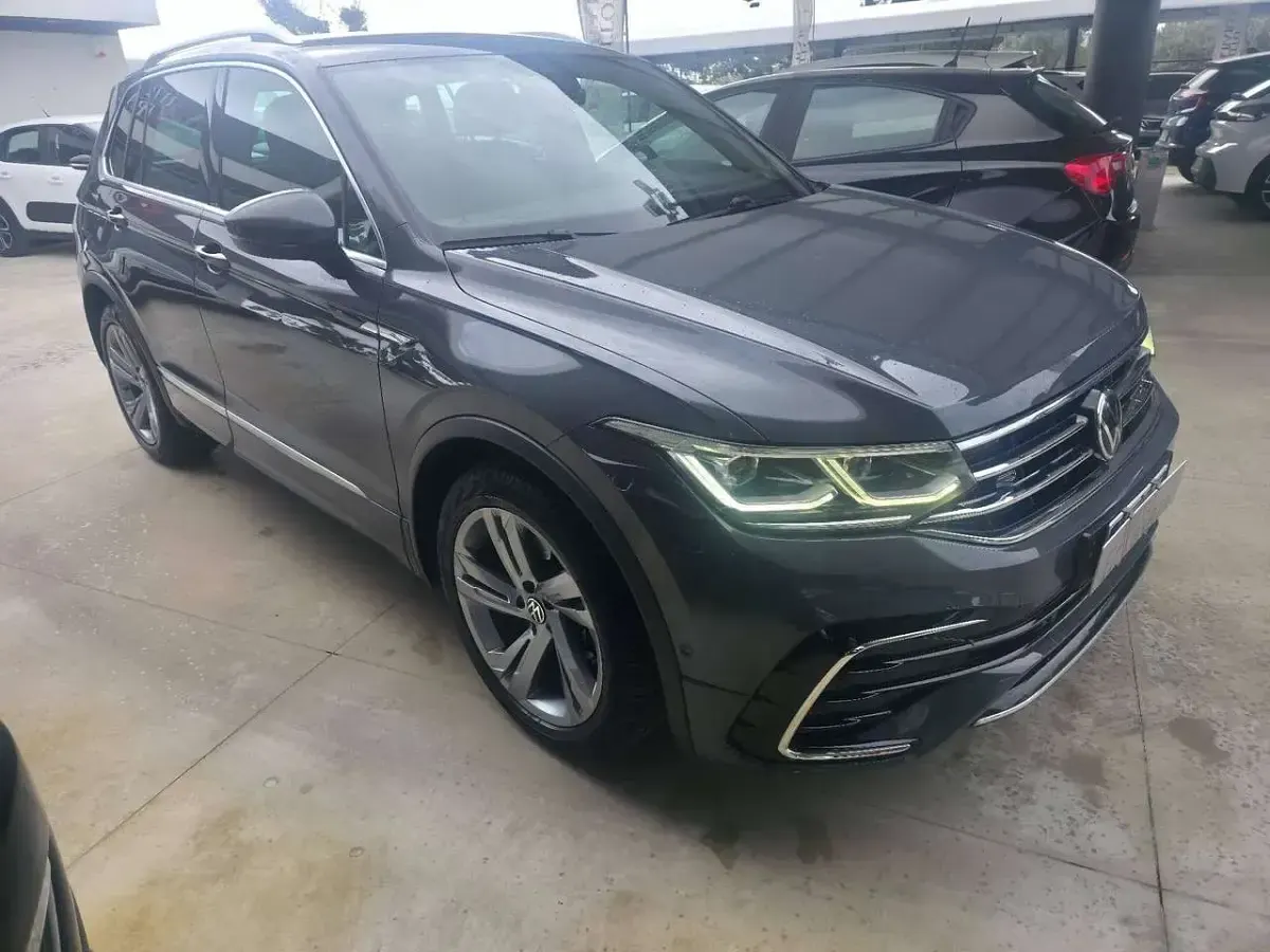 Usata VW Tiguan R-line 150 CV (110 kW) 2022 Grigio pietra SUV