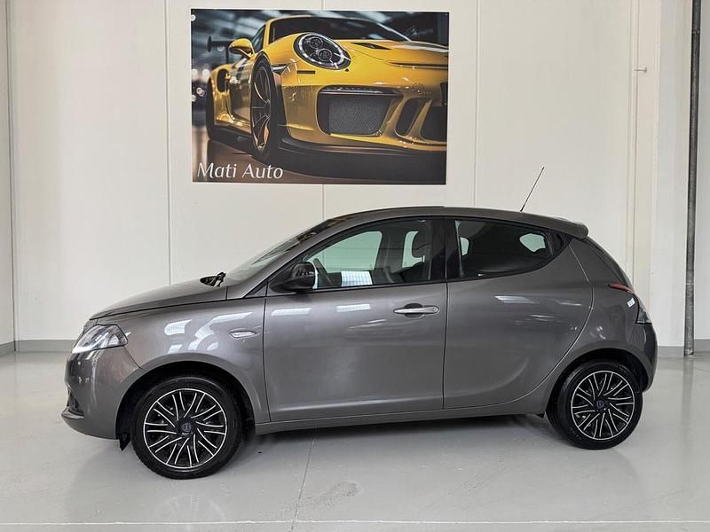 Usata Lancia Ypsilon Gold 69 CV (50 kW) 2022 Grigio Utilitaria