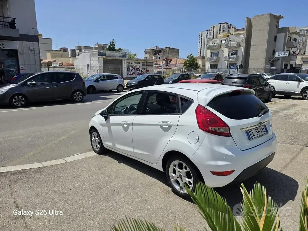 Usata Ford Fiesta Titanium 70 CV (51 kW) 2012 Bianco Berlina