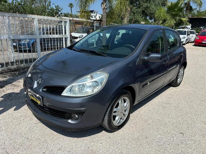 Grigio Usata 2006 Renault Clio II Tre volumi | 1999 € (Ottimo prezzo) - Immagine 1/4