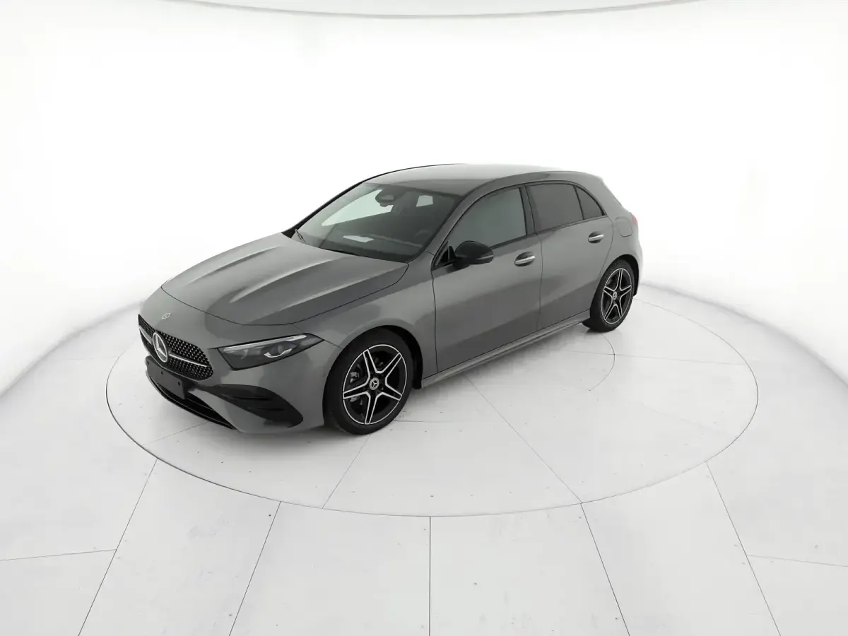 Nuova Mercedes A180 AMG line 116 CV (85 kW) 2026 Grigio montagna Berlina