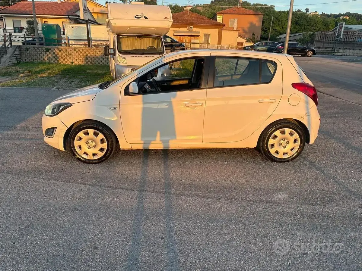 Usata Hyundai i20 85 CV (62 kW) 2013 Bianco Utilitaria