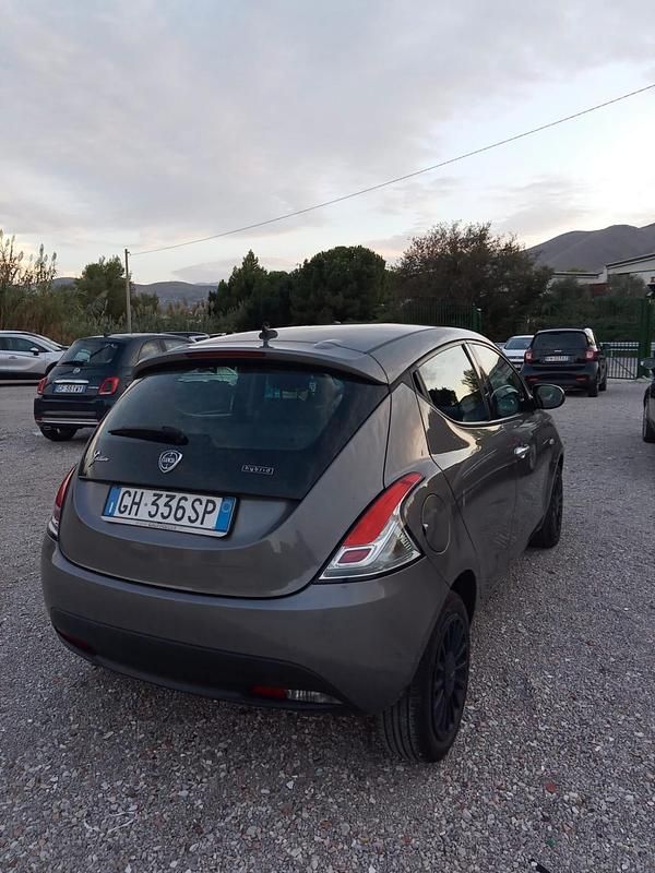 Usata Lancia Ypsilon Silver 69 CV (50 kW) 2022 Grigio Utilitaria