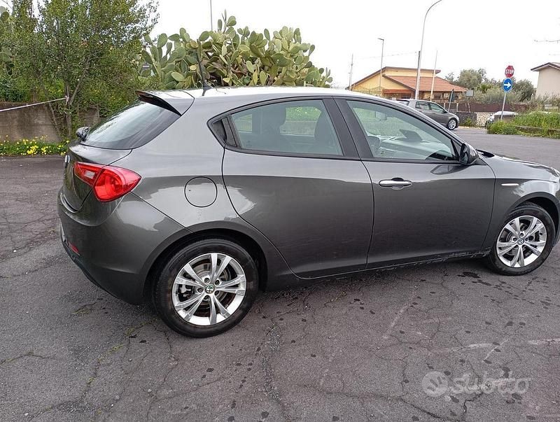 Usata Alfa Romeo Giulietta Progression 105 CV (77 kW) 2013 Grigio Utilitaria