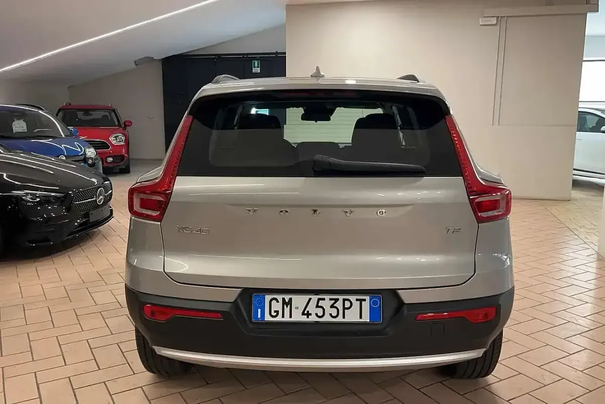 Usata Volvo XC40 129 CV (94 kW) 2023 Silver dawn met SUV