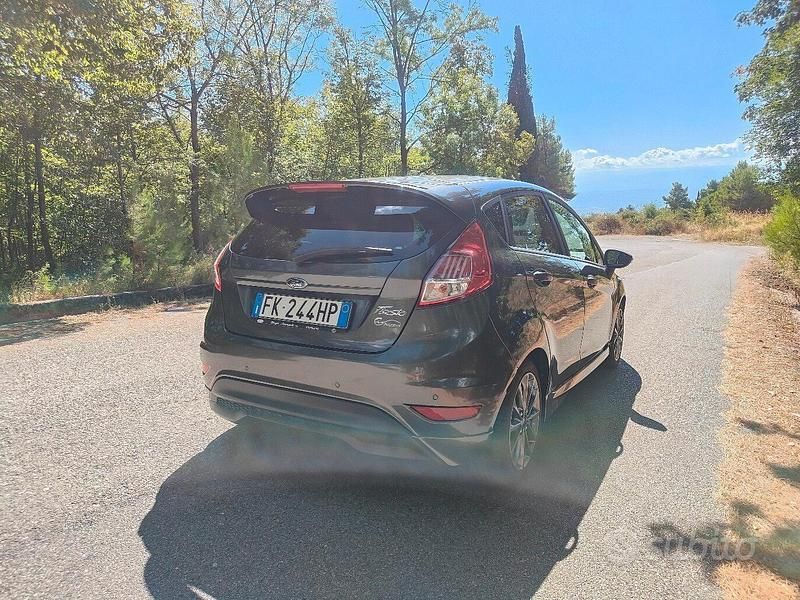Usata Ford Fiesta ST-Line 75 CV (55 kW) 2017 Grigio Utilitaria