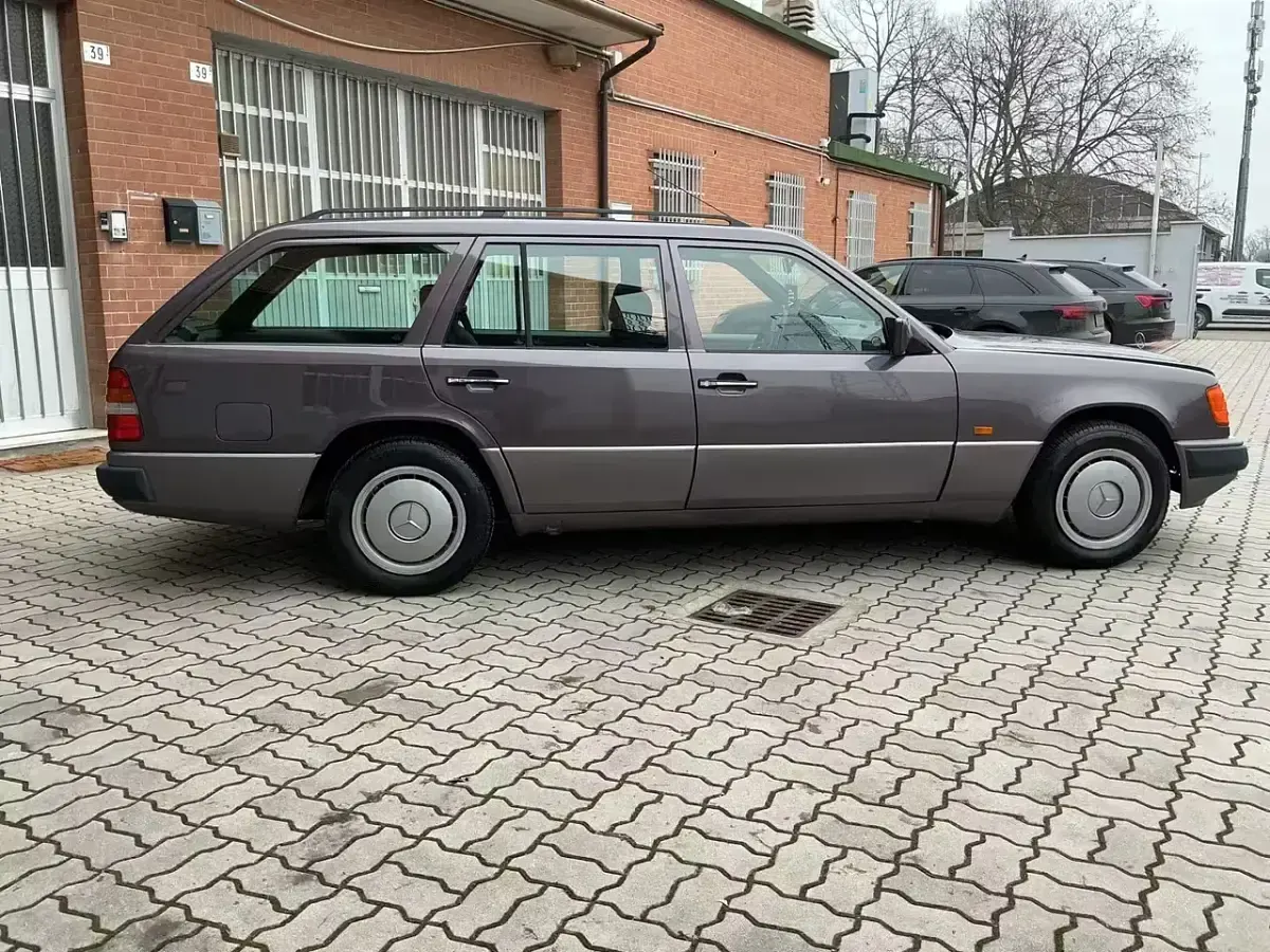 Usata Mercedes E200 120 CV (88 kW) 1991 Marrone Station wagon