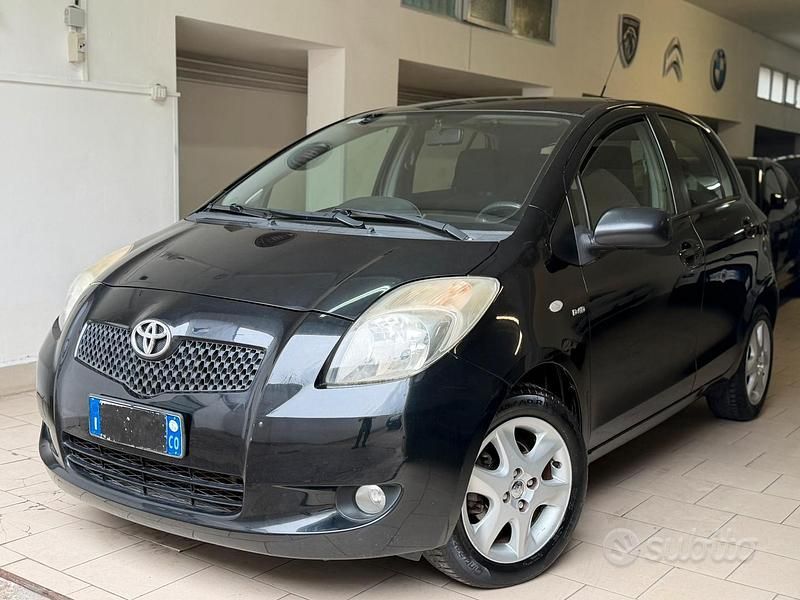 Nero Usata 2010 Toyota Yaris Due volumi | 3900 € (Super prezzo) - Immagine 1/4