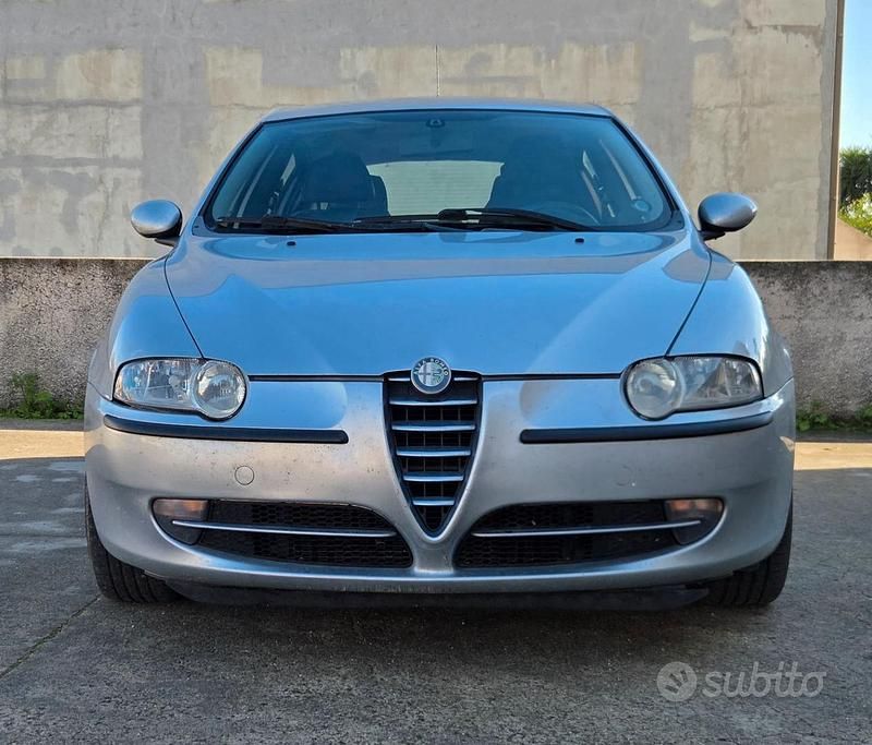 Grigio Usata 2002 Alfa Romeo 147 Due volumi | 1500 € (Buon prezzo) - Immagine 1/4