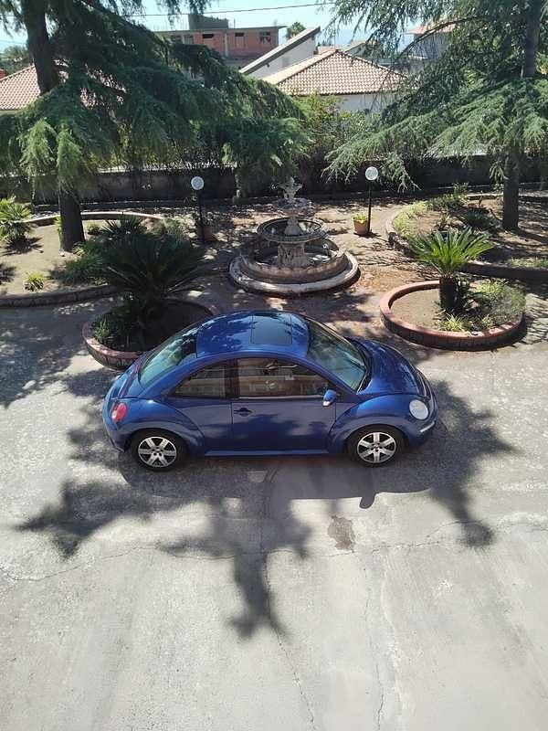 Usata VW New Beetle 105 CV (77 kW) 2007 Blu/azzurro Utilitaria