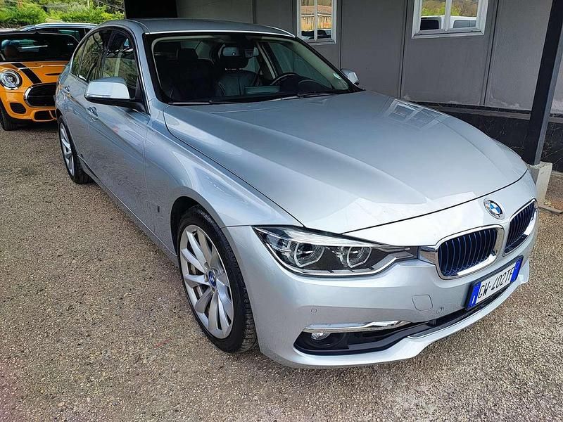 Usata BMW 330e Sport Line 184 CV (135 kW) 2017 Argento Berlina