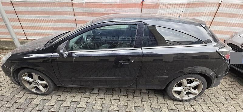 Usata Opel Astra GTC Cosmo 120 CV (88 kW) 2006 Nero Berlina