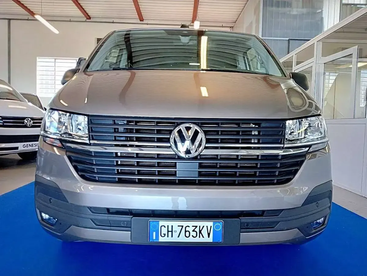 Usata VW Multivan 150 CV (110 kW) 2022 Grigio mojave met Monovolume