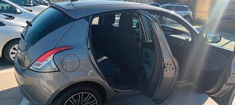 Usata Lancia Ypsilon Gold 69 CV (50 kW) 2022 Grigio Utilitaria