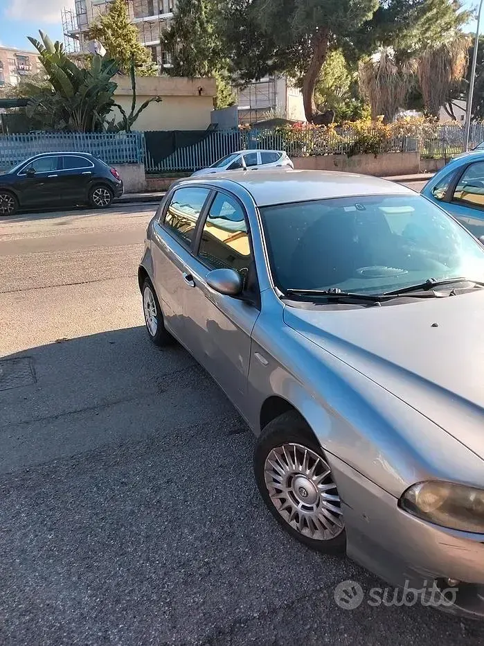 Usata Alfa Romeo 147 116 CV (85 kW) 2007 Grigio Utilitaria