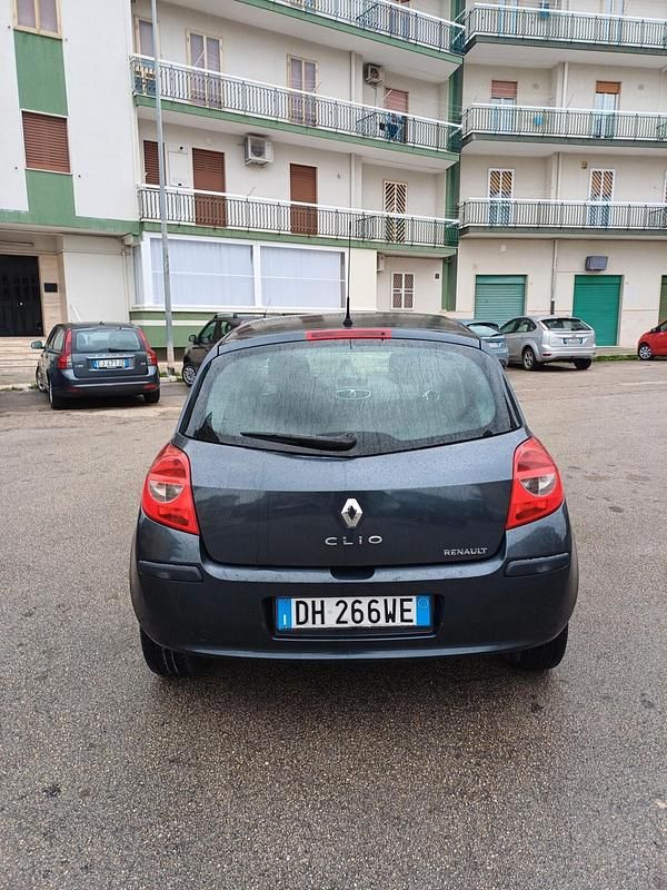 Usata Renault Clio II 75 CV (55 kW) 2007 Grigio Berlina