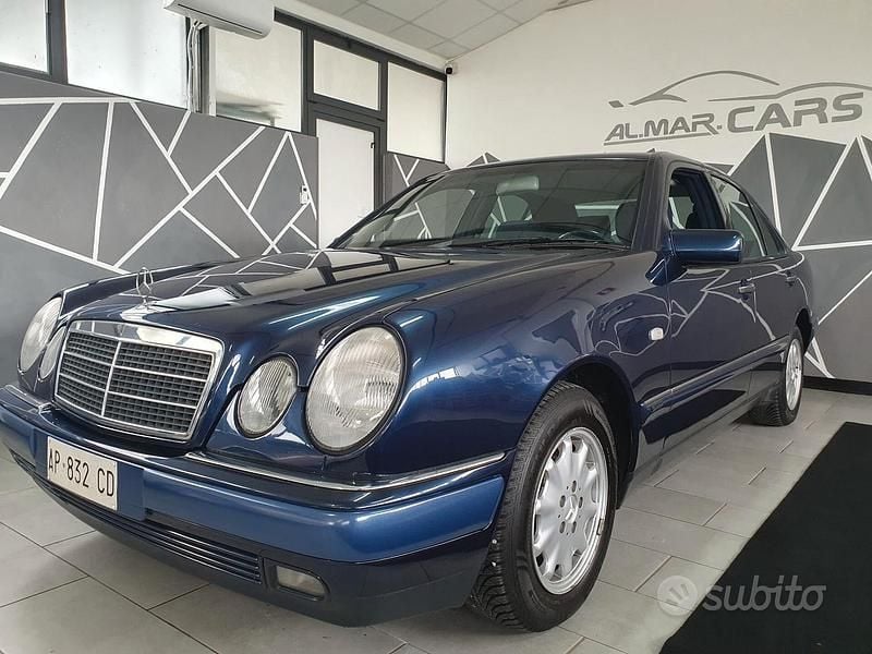 Usata Mercedes E250 Elegance 113 CV (83 kW) 1997 Blu Berlina