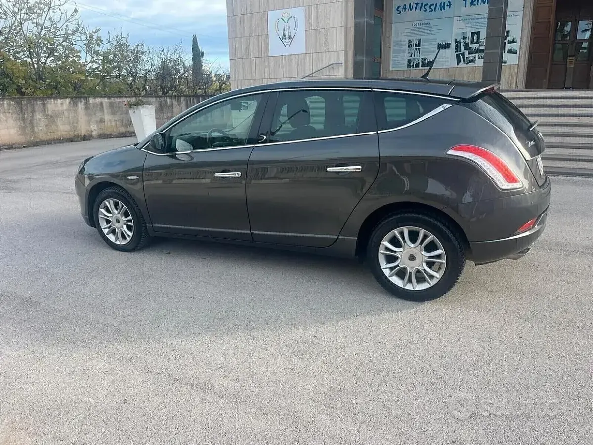Usata Lancia Delta Gold 120 CV (88 kW) 2014 Grigio Utilitaria