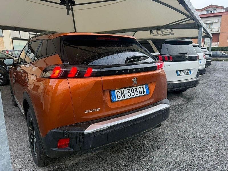 Usata Peugeot 2008 Allure 101 CV (74 kW) 2023 Arancione SUV