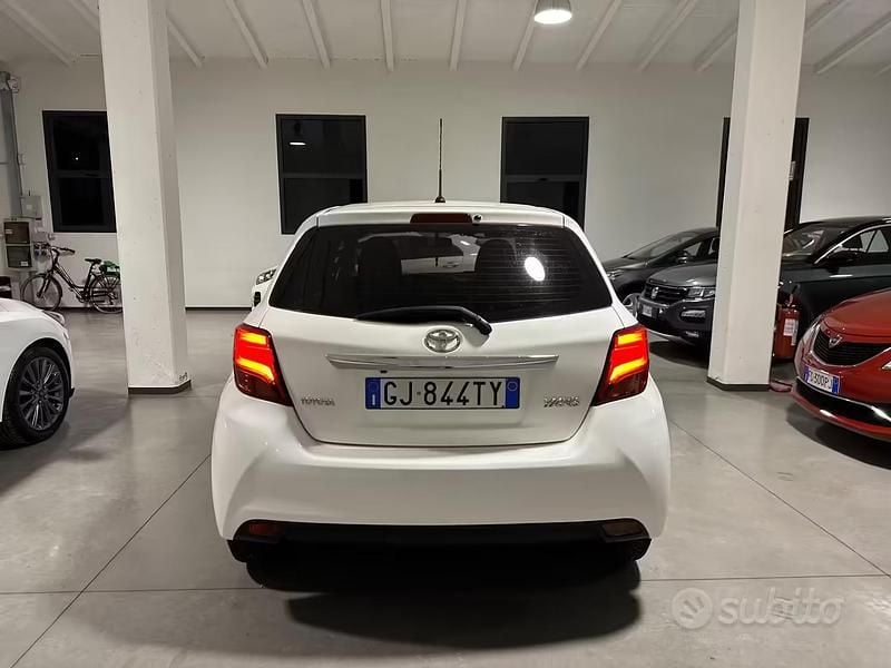Usata Toyota Yaris Lounge 69 CV (50 kW) 2017 Bianco Berlina