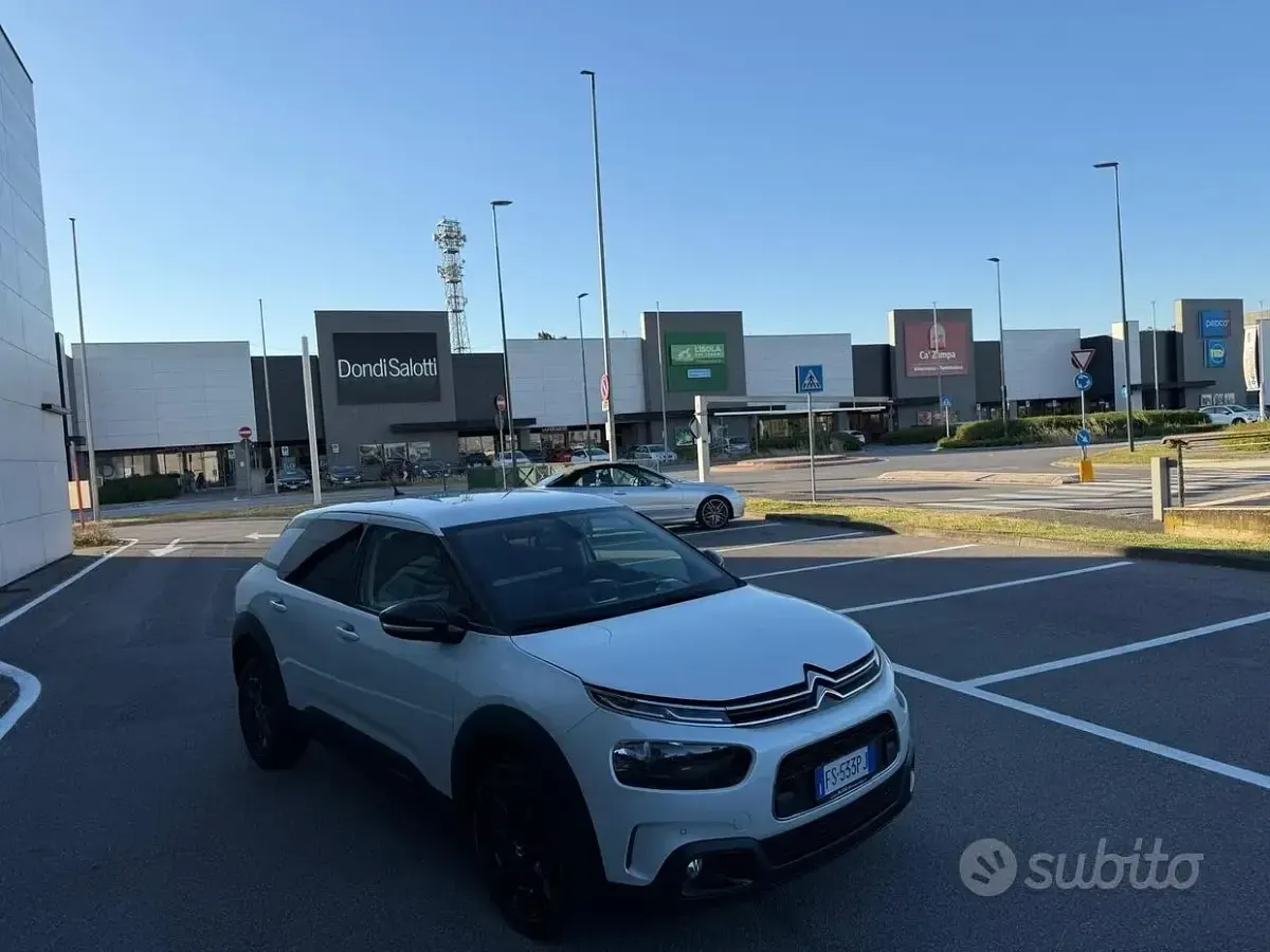 Begagnad Citroën C4 Shine 102 HK (75 kW) 2018 Vit Sedan