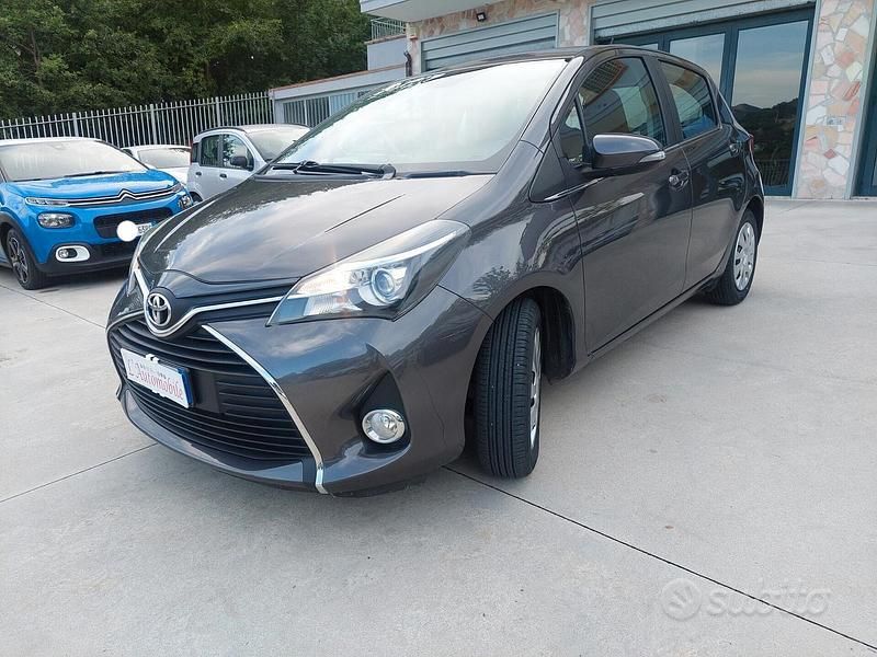 Grigio Usata 2015 Toyota Yaris Tre volumi | 8800 € (Buon prezzo) - Immagine 1/4