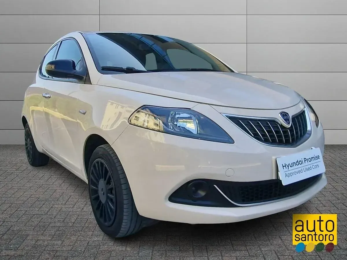 Usata Lancia Ypsilon Gold 69 CV (50 kW) 2022 Beige Utilitaria