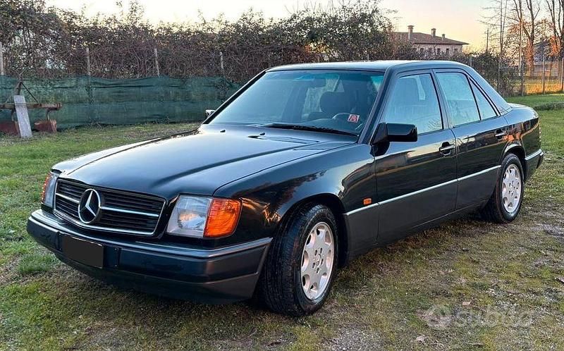 Usata Mercedes E200 122 CV (89 kW) 1991 Nero Berlina