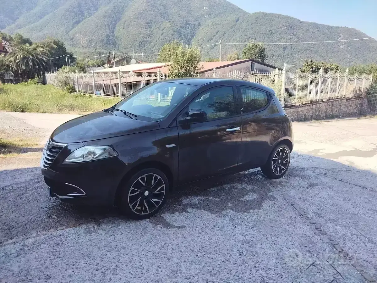Usata Lancia Ypsilon 95 CV (69 kW) 2017 Nero Utilitaria