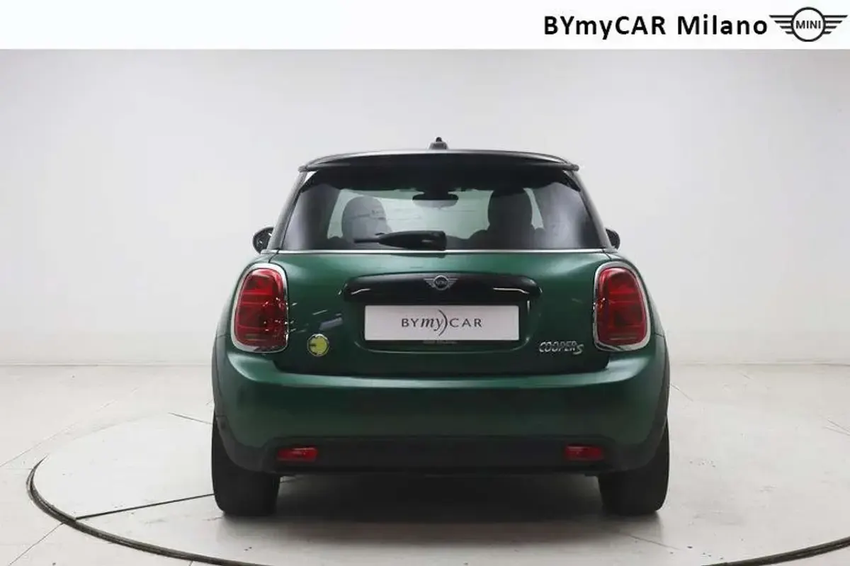 Usata Mini Cooper SE Classic 135 kW (184 CV) 2021 British racing green iv Utilitaria