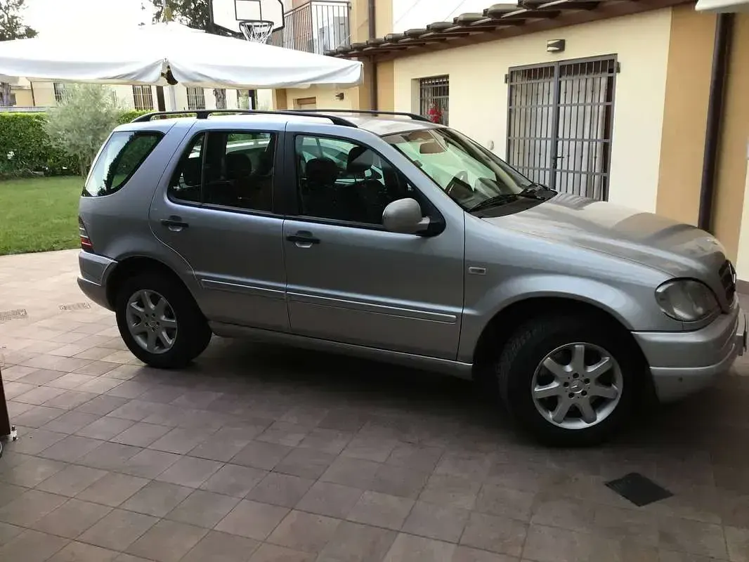 Usata Mercedes ML430 272 CV (200 kW) 2000 Argento SUV