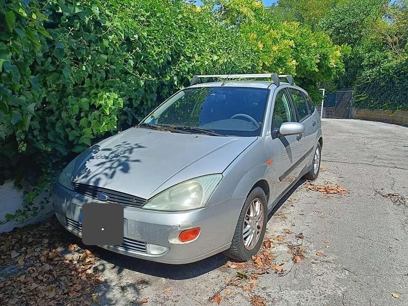 Usata 2000 Ford Focus Ghia Tre volumi | 650 € (Super prezzo) - Immagine 1/4