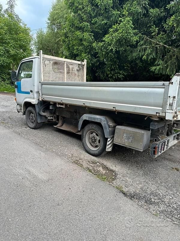 Bianco Usata 2006 Nissan Cabstar Pick-up | 5800 € - Immagine 1/3